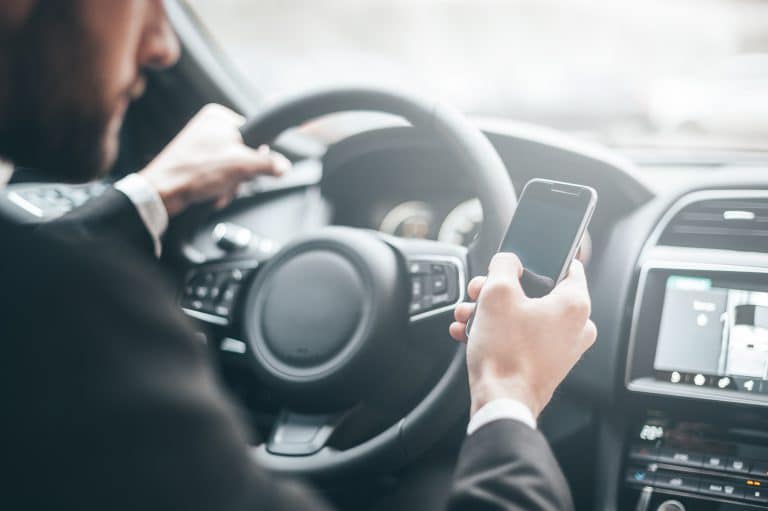 Korzystanie z telefonu komórkowego podczas jazdy samochodem
